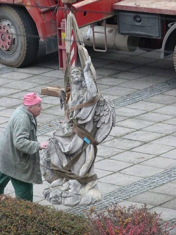 Rozebírání sousoší svatého Floriána na Palackého náměstí v roce 2012. Původní sochy nahradily kopie.