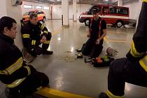 Výcvik s novými prostředky určenými pro pohyb v zakouřených objektech absolvovali uplynulé dny hasiči.