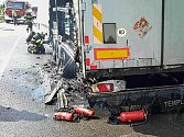 Požár návěsu kamionu zablokoval ve středu odpoledne frekventovanou silnici I/50 v Bučovicích.