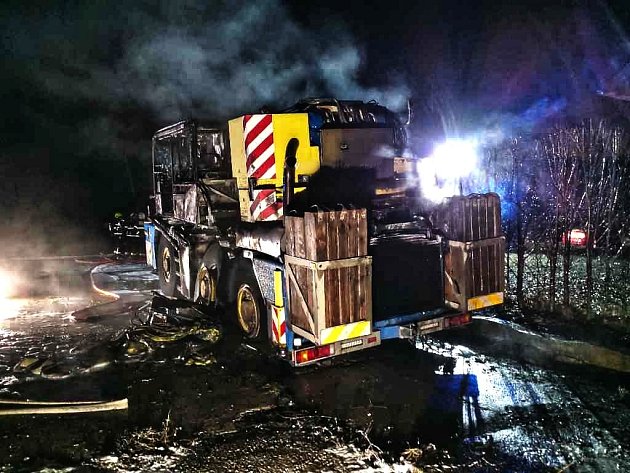 Požár autojeřábu v Bučovicích: Hasiče ohrožovaly explodující pneumatiky
