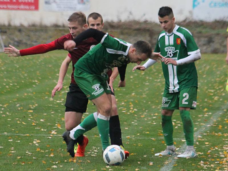 V posledním kole podzimní části krajského přeboru prohráli fotbalisté Tatranu Rousínov (zelené dresy) na domácím trávníku se Spartou Brno 1:2.