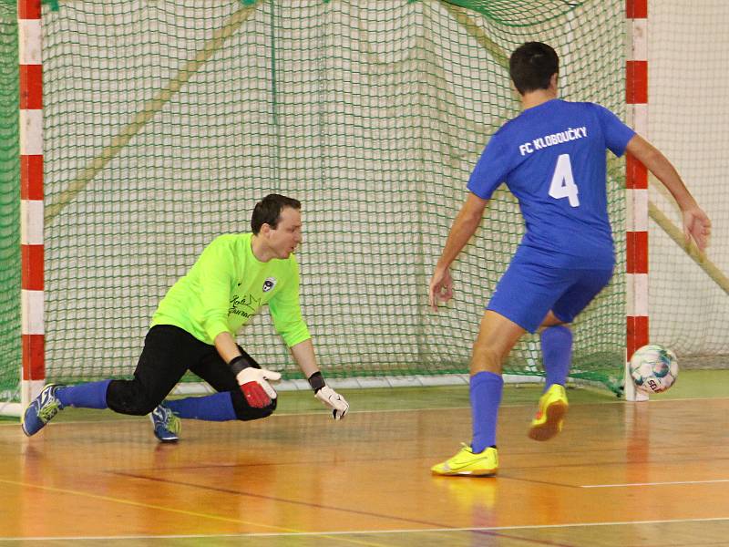 V divizní skupině E hostil poslední Nasan Brno (červené dresy)  lídra tabulky FC Kloboučky. Favorizovaní hosté vyhráli 6:3.