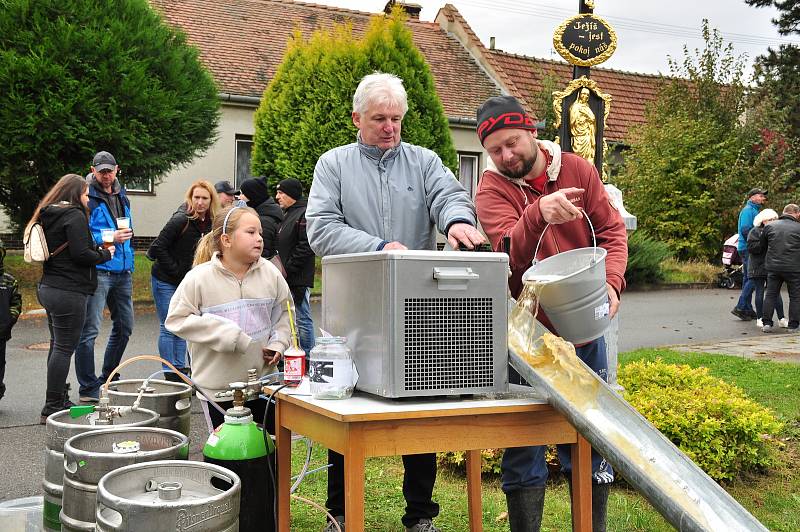 S humorem se Vítovičtí hospodští vyrovnali se zavřenou hospodou. Pivo vylili do potoka, ale přitom pobavili štamgasty.