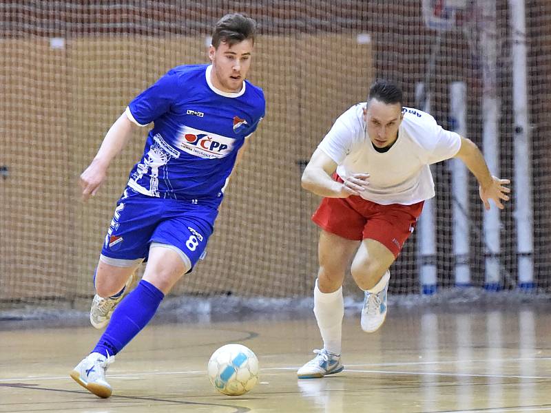 V posledním domácím utkání východní skupiny II. ligy futsalistů remizoval Amor Vyškov (v bílém) s Baníkem Ostrava 6:6.