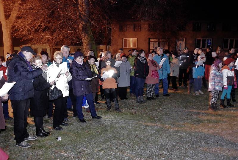 Také Letonice se ve středu večer připojily k akci Česko zpívá koledy.