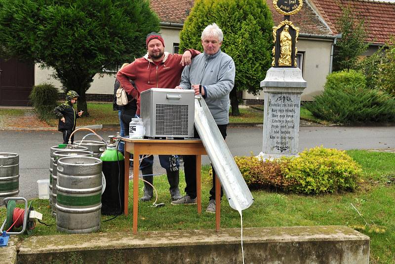 S humorem se Vítovičtí hospodští vyrovnali se zavřenou hospodou. Pivo vylili do potoka, ale přitom pobavili štamgasty.