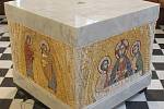 Nové vybavení kostela zlobí pestré mozaiky.
