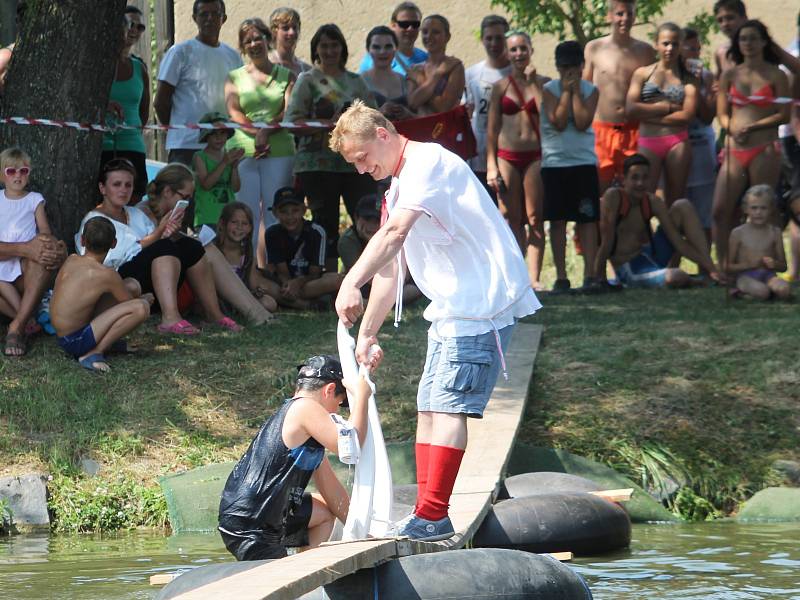 Letos se nesla Neckyáda v Hruškách v tématu Mrazíka. Marfuškami, Nastěnkami i Ivánky se to na březích rybníka Rakovec jen hemžilo.