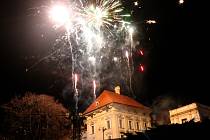 Na Palackého náměstí ve Slavkově u Brna si lidé vychutnali asi osmiminutový silvestrovský ohňostroj doplněný hudebním doprovodem.
