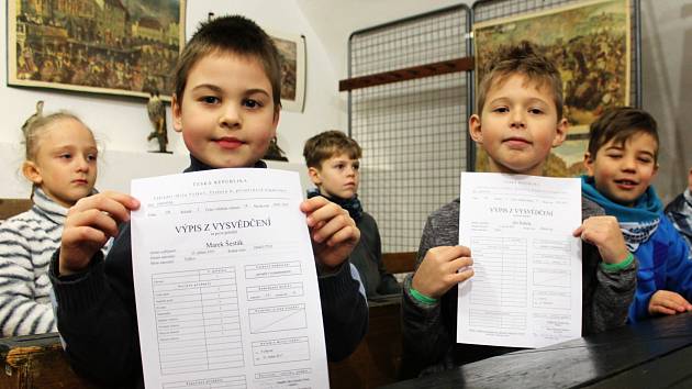 Děti z 1. B vyškovské Základní školy Tyršova dostaly první vysvědčení v Muzeu Vyškovska. A to v rámci posledního dne výstavy Když jsem chodil do školy.