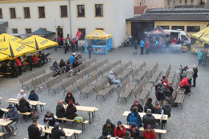 Na nádvoří pivovaru v Černé Hoře se sešly stovky turistů s holemi.