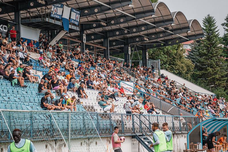 Další tři druholigové body získali fotbalisté MFK Vyškov (bílé dresy). V Drnovicích porazili Táborsko 3:1.