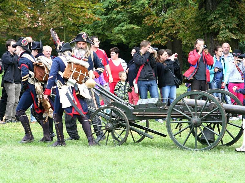 Oslavy letošních Napoleonských dní zahrnovaly i rekonstrukci bitvy u ruského Borodina. Tam se setkala francouzská a ruská vojska.