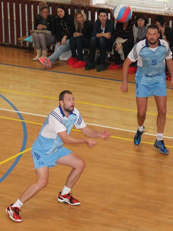 Ve druhé lize volejbalistů se Sokol Bučovice utkal s ŠSK Beskydy s výsledky 3:0 a 1:3. Nejlepšími hráči svých týmů byli Ivo Dubš a Přemysl Kubala.