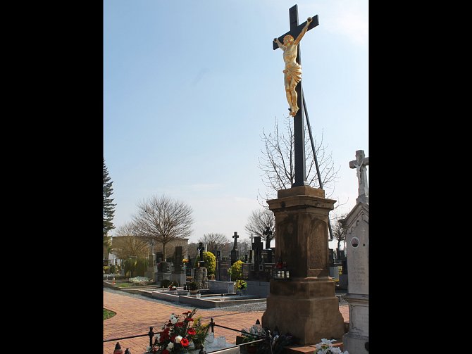 Opravenému kříži na dědickém hřbitově už stačí jen doplnit nápis na pomníku.