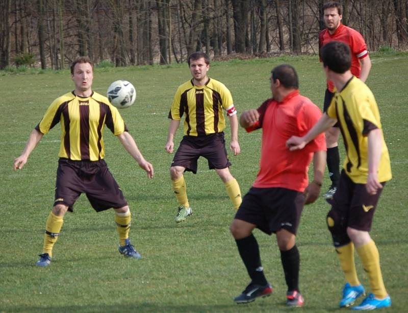 Fotbalisté Branek (červené dresy) doma prohráli s Novým Hrozenkovem 0:4.