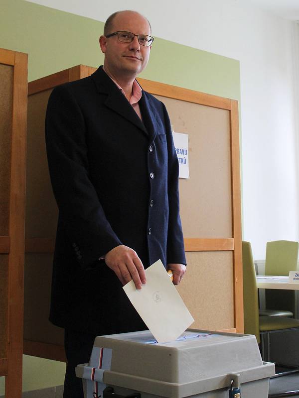 Premiér Bohuslav Sobotka (ČSSD) v sobotu dopoledne volil ve Slavkově u Brna.