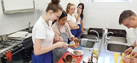 Studenti ze Slavkova se učili  připravit krevety, typický thajský salát s mletým masem a jako hlavní chod smažené maso na thajský způsob s rýží a vejcem.