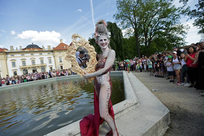 Festival Živé sochy přilákal do slavkovského parku tisíce návštěvníků. Tvůrci z různých zemí předvedli své dechberoucí umění.