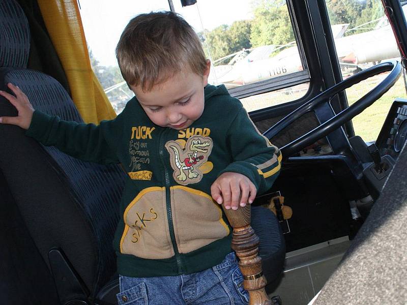 Areál Muzea letecké a pozemní techniky patřil autobusovým veteránům.