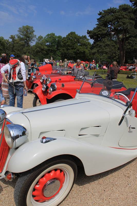 Víc jak tisíc zachovalých veteránů předvedlo svou krásu v zámeckém parku ve Slavkově u Brna. Jedenadvacátý ročník Oldtimer festivalu přilákal takřka patnáct tisíc zájemců.