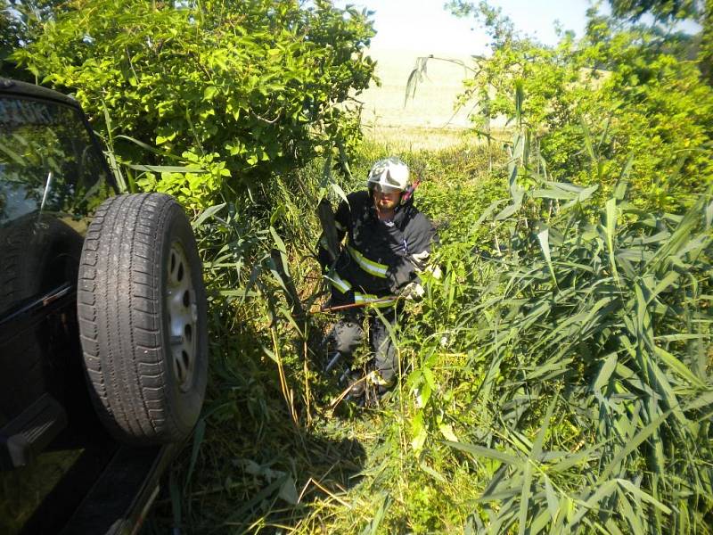 Osobní auto u Brankovic sjelo do potoka.