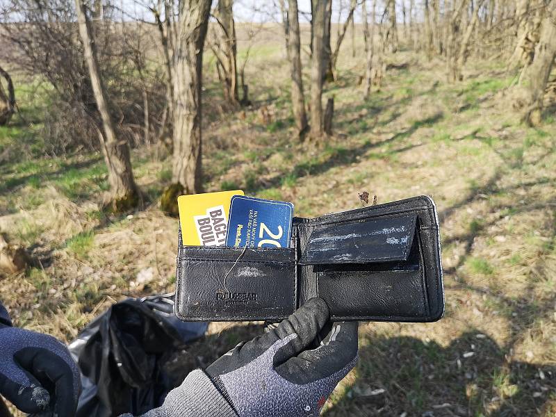 Do úklidu Slavkova se zapojila více než stovka lidí.