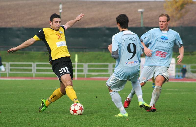 V 11. kole moravskoslezské divize D porazili fotbalisté MFK Vyškov (v modrém) Slovan Rosice 4:1.