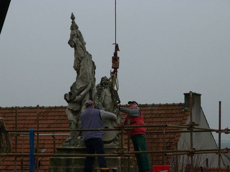 Rozebírání sousoší svatého Floriána na Palackého náměstí v roce 2012. Původní sochy nahradily kopie.