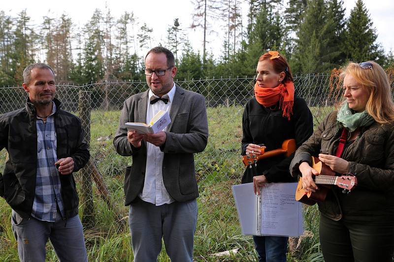 Recitace veršů ze sbírky drnovického insitního básníka Miroslava Daňka při odhalování lesního pomníčku na vrcholu Rozepře. (říjen 2019)