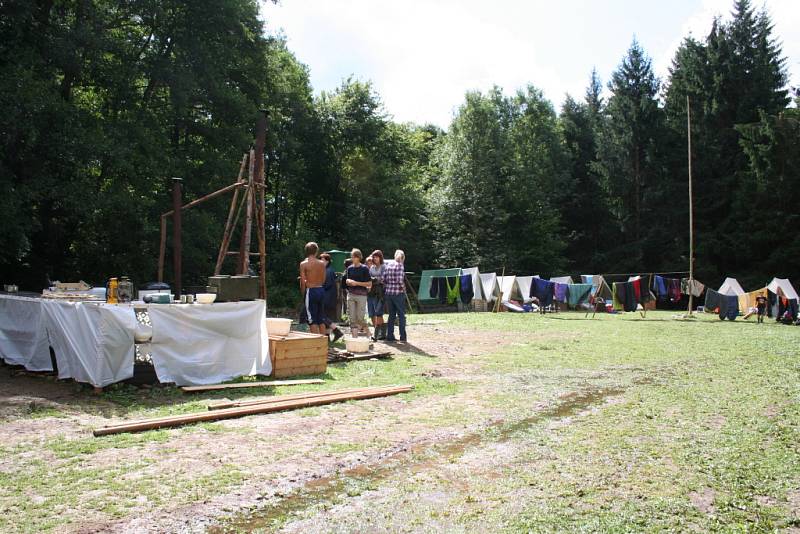 Voda táborníkům zatopeného dětského tábora u Studnic sahala po kolena, promočené mají matrace, spacáky i oblečení.