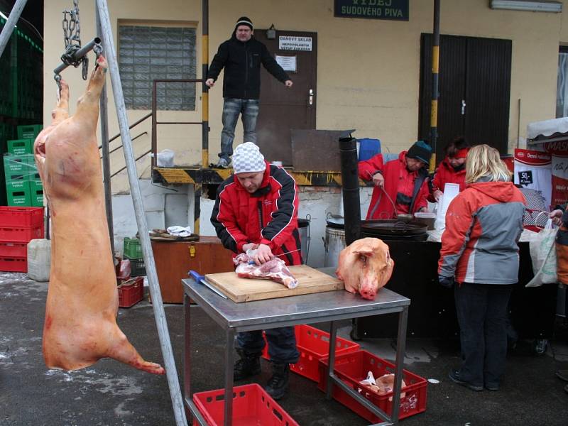 Ve Vyškovském pivovaru se druhým rokem konala ukázka zabíjačky, doplněná prodejem všech specialit, které jsou s touto tradicí spojené.