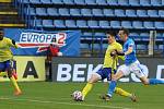 Fotbalisté Zlína (žluté dresy) hráli doma s Baníkem Ostrava 2:2. Zápas sledoval jen omezený počet diváků.