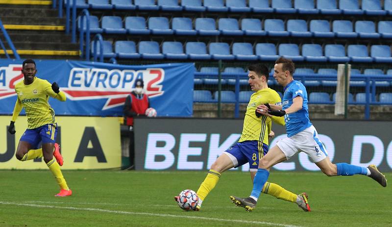 Fotbalisté Zlína (žluté dresy) hráli doma s Baníkem Ostrava 2:2. Zápas sledoval jen omezený počet diváků.