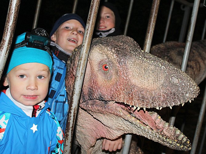 Spíš jako dobrodružnou výpravu než za stezku odvahy braly děti Noční prohlídku dinoparku ve Vyškově. Nasvětlených a řvoucích ještěrů se neděsily.