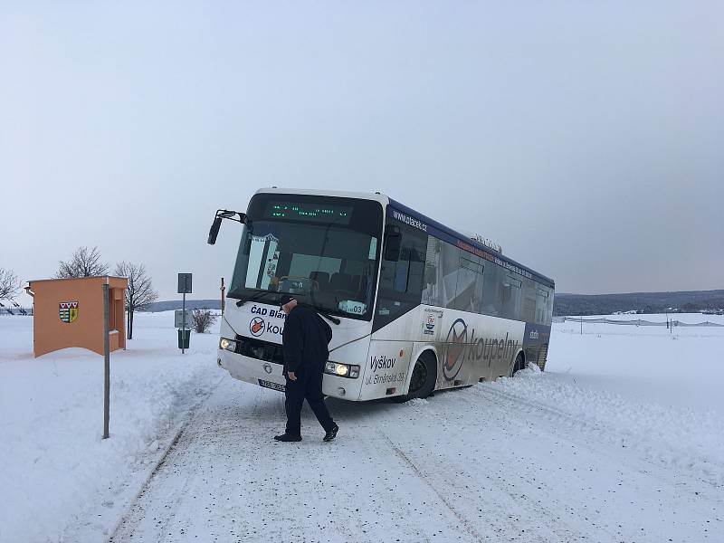 Kvůli sněhové kalamitě bouraly i autobusy. U Krásenska na Vyškovsku zapadl do sněhu po jedné hodině odpoledne. Potom čekal na odtah.