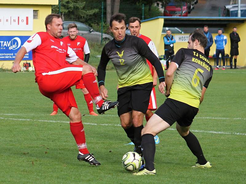 Remízou 3:3 skončilo utkání fotbalové I. B třídy FC Medlánky (červené dresy) - TJ Sokol Kobeřice.