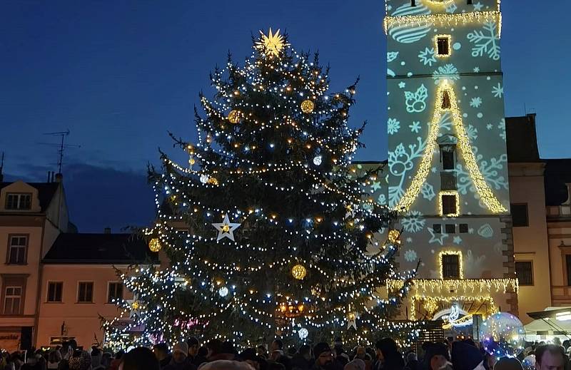 Na Masarykově náměstí ve Vyškově rozsvítili vánoční strom.