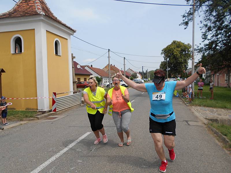 Tučapskou desítku, Memoriál Františka Košťála, vyhráli běžci AK Drnovice Irena Pospíšilová a Tomáš Steiner.