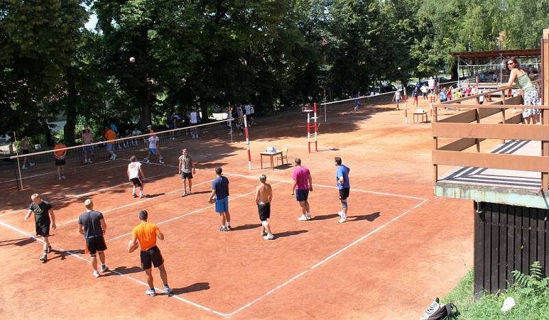 První ze seriálu letních volejbalových turnajů na antuce vyhrál v Holubicích Sokol Drásov před Sokolem Bučovice. Poslední skončil Volejbal Brno.