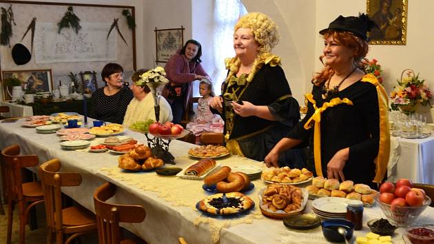 O sto let zpátky v čase se přesunuli návštěvníci zámečku ve Vážanech nad Litavou. Dostali možnost užít si dobovou snídani.