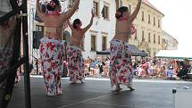Soubor břišních tanečnic vystupuje na Palackého náměstí. V havajském rytmu