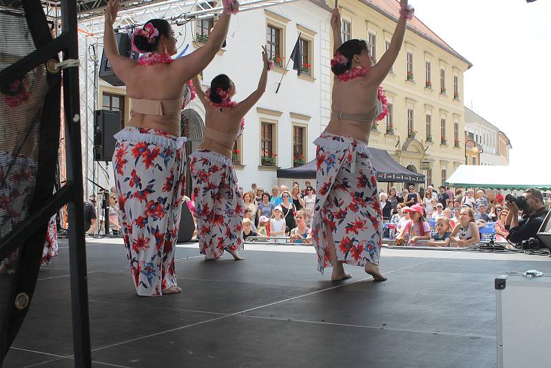 Soubor břišních tanečnic vystupuje na Palackého náměstí. V havajském rytmu