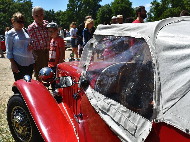 Veteranfest ve Slavkově u Brna navštívilo přes deset tisíc lidí, kteří obdivovali celkem tisíc dvacet aut, motorek a dalších veteránů.