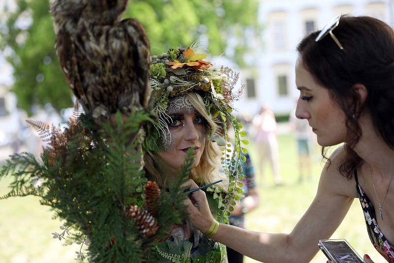 Festival Živé sochy přilákal do slavkovského parku tisíce návštěvníků. Tvůrci z různých zemí předvedli své dechberoucí umění.