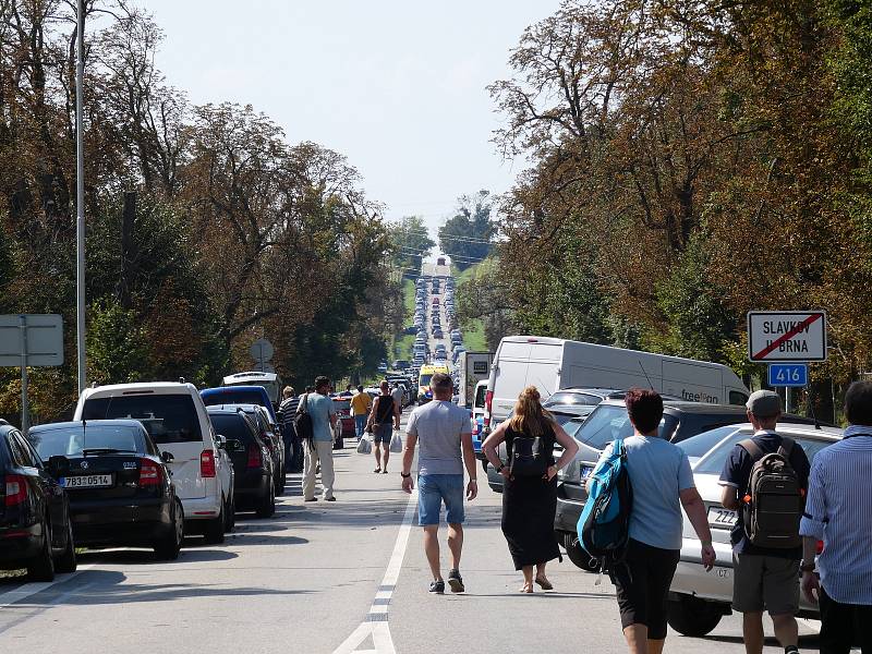 Uplynulý víkend zaplnily park slavkovského zámku davy návštěvníku. Lákal je jubilejní dvacátý Veteranfest.