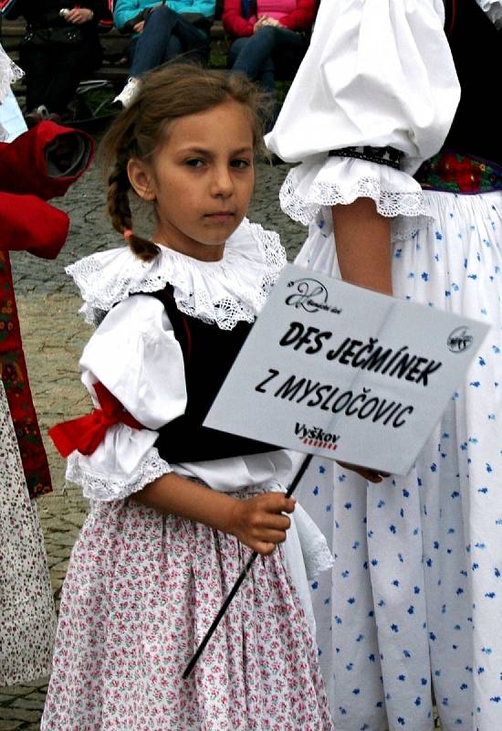 Folklórní soubory zatančily na vyškovském Masarykově náměstí Hanáckou besedu a vytvořily nový rekord v počtu zúčastněných.