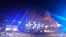 Při požáru skládky v Kozlanech zasahovalo několik desítek hasičských jednotek.