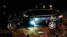 Tragická dopravní nehoda u Nesovic na Vyškovsku. Osmnáctiletý řidič nezvládl zatáčku, sedmnáctiletý nepřipoutaný spolujezdec při havárii zemřel.