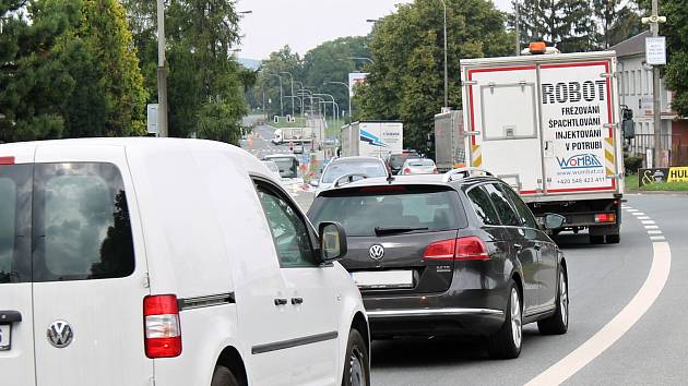 Nebezpečné objíždění, nervozita řidičů. I to je vidět v kolonách táhnoucích se Rousínovem a Vyškovem. Důvodem je oprava D1, ze které mnozí sjíždí s tím, že ušetří čas.